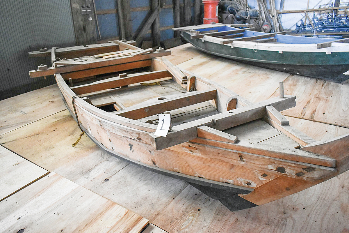 保管されていた木造船