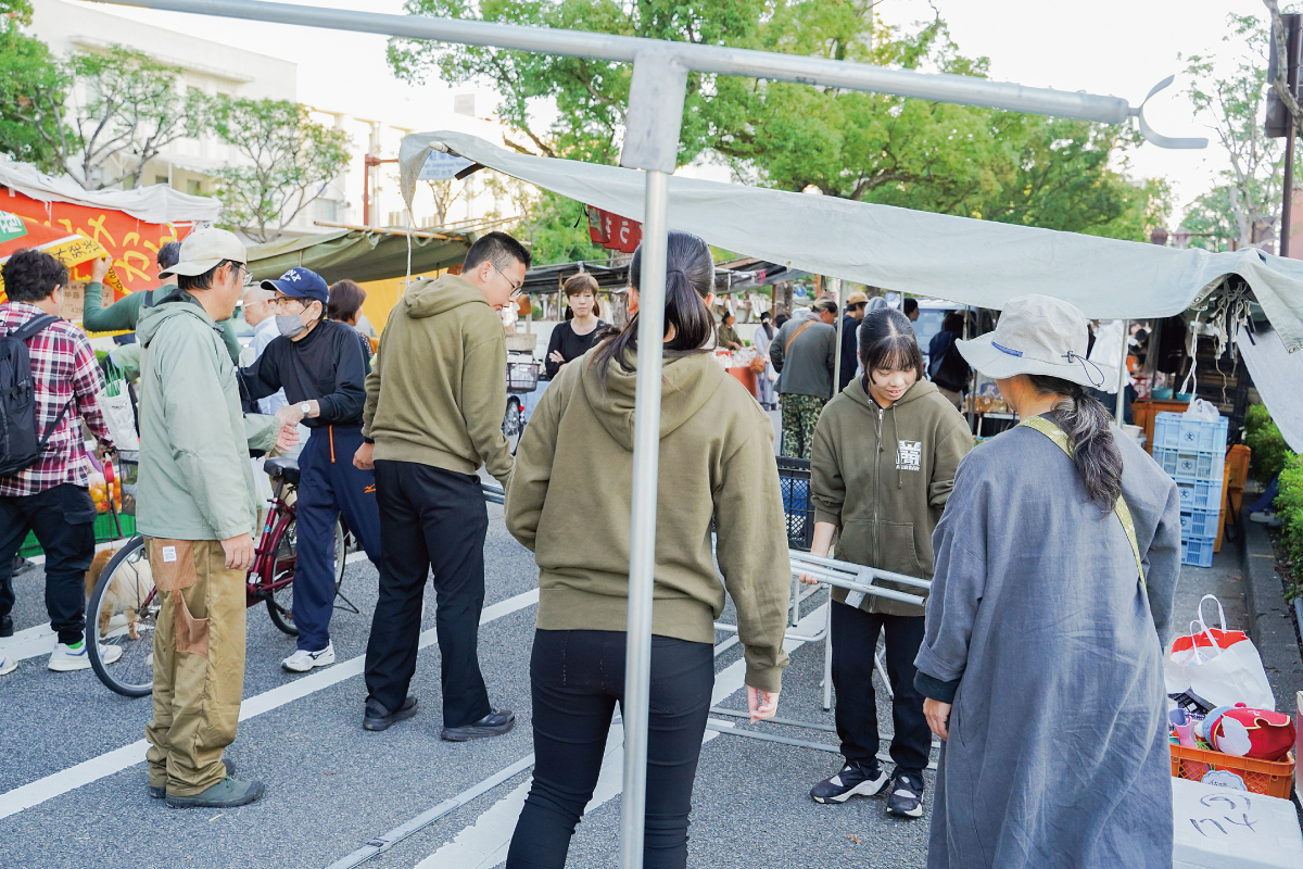 青年団の皆さんと一緒に組み立てながら仕組みを理解する高校生たち。