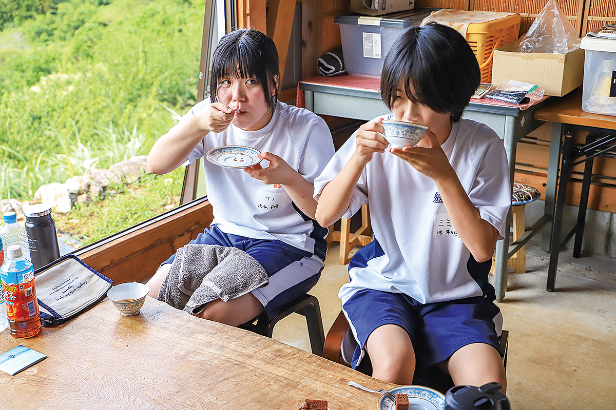 自分たちで作った紅茶は格別のおいしさ。澤村さん曰く、良い紅茶はスイーツがよりおいしく感じるのだそう。