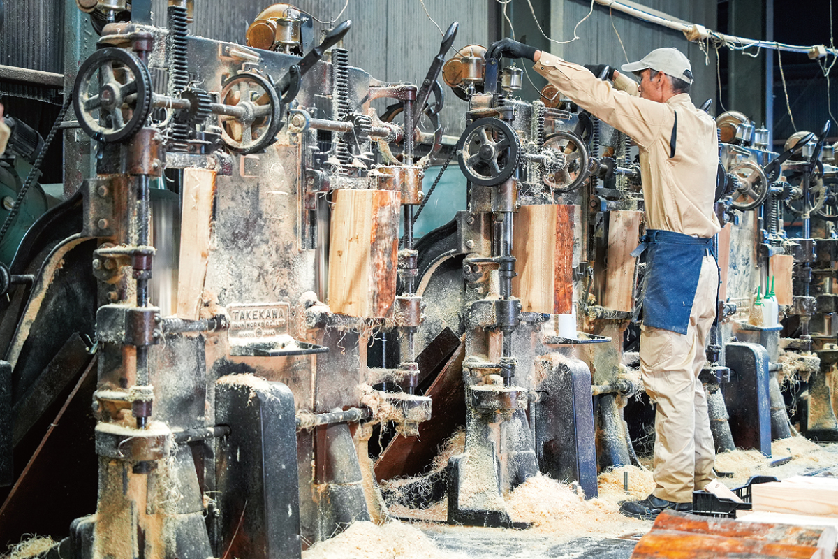 元々山仕をしていたという職人もおり、木材の扱いはお手のもの。木材の仕入れは年に一度、水を吸い上げない冬場にまとめて行う。