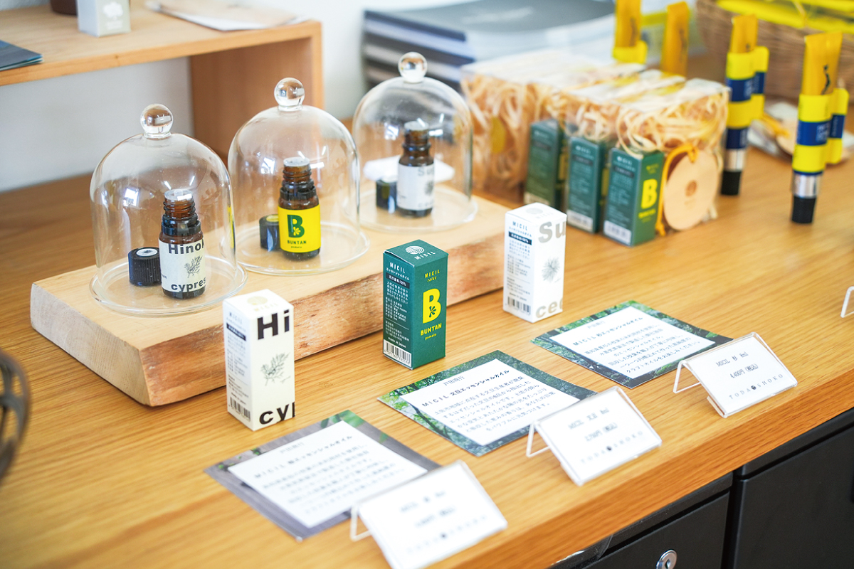 「日本独自の香り」と評価される、文旦や檜の精油。高知の山の香りを世界へ届ける。